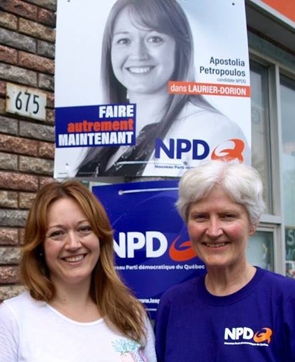 Photo de la candidate avec une bénévole devant une pancarte du NPDQ