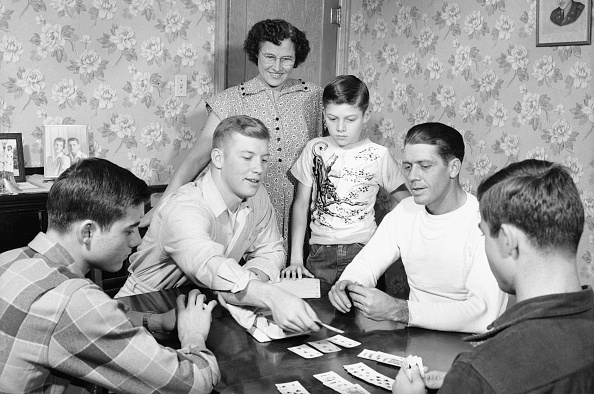 Famille blanche jouant aux cartes