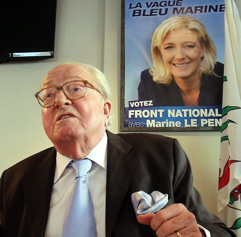 Jean-Marie Le Pen devant une affiche de sa fille Marine Le Pen